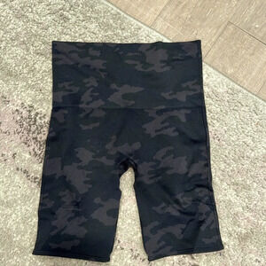 Spanx Women's Black Camo Seamless Workout Gym Shorts Sz Smll